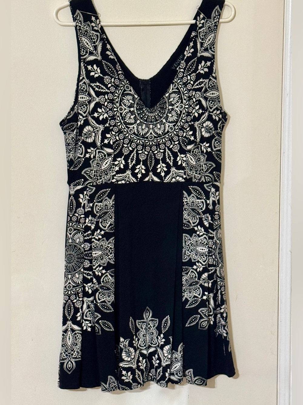 Black & White Printed V-Neck Sleeveless Women's Dress